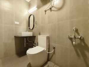41 Standard room restroom (2)