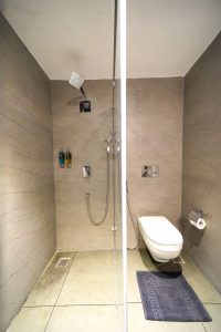 Deluxe Twin washroom 2