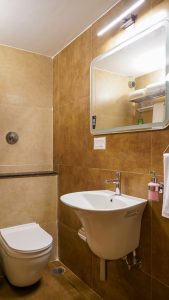 Deluxe room restroom (1)