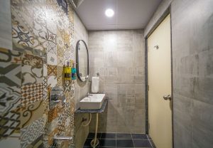 Deluxe room restroom (2)
