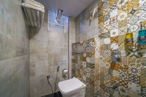 Deluxe room restroom (3)