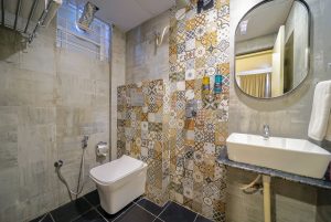 Deluxe room restroom (4)