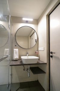 Standard King washroom 4