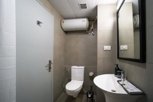 Standard room restroom (1)
