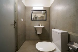 Standard room restroom (1)