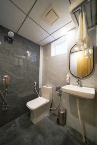 Standard room restroom (1)