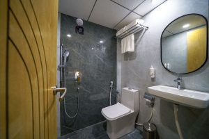 Standard room restroom (2)
