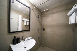 Standard room restroom (2)