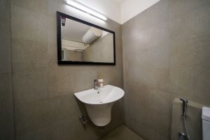 Standard room restroom (2)