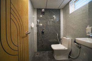 Standard room restroom (2)