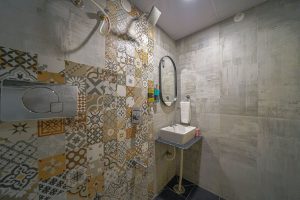 Standard room restroom (2)
