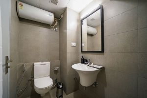 Standard room restroom (3)