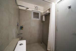 Standard room restroom (3)