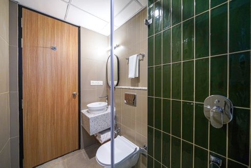 Standard room restroom (3)