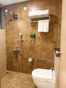 Stndard room restroom (2)