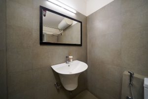 Studio room restroom (1)