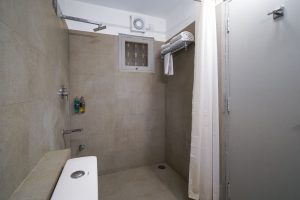 Studio room restroom (2)