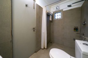 Studio room restroom (3)