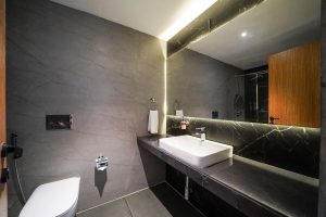 Suite washroom 2