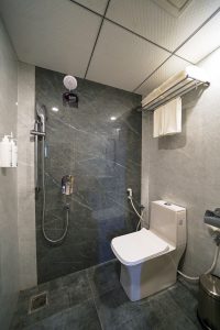 Superior room restroom (2)