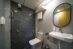 Superior room restroom (4)
