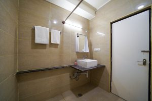 Twin room restroom (1)