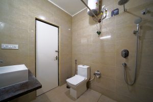 Twin room restroom (2)