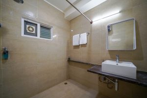 Twin room restroom (3)