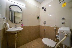 13 Standard room restroom (1)