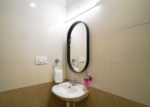 14 Standard room restroom (2)