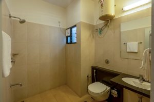 18 Twin room restroom