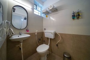 21 Twin room restroom (1)