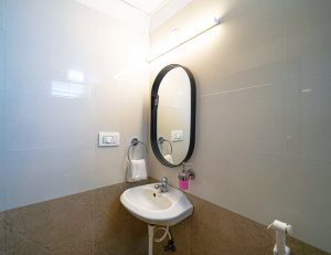 28 Basic room restroom 1