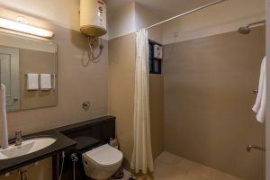 29 Suite room restroom (1)