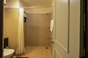 30 Suite room restroom (2)