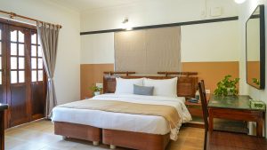 Deluxe Queen - Room bed