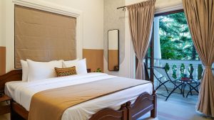 Standard Queen - balcony + bed