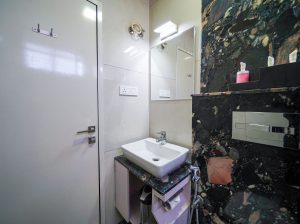 15 Deluxe room Restroom 9