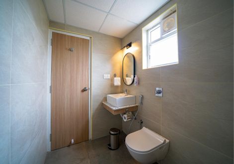 Executive Suite restroom2-hoodi