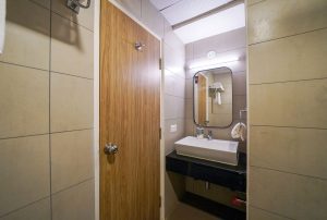 Executive room restroom (2)