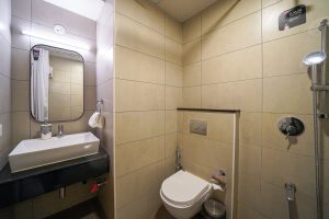 Executive room restroom (3)