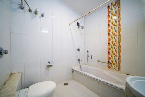 Premium room restroom (3)