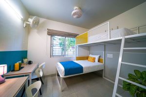 Room (8)