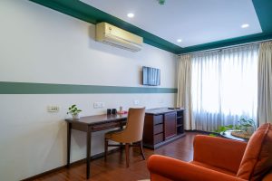 Room (8)
