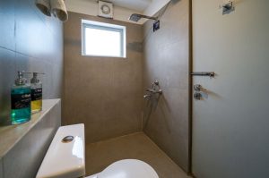Standard room restroom (2)
