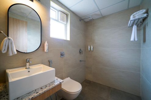 Superior room restroom (2)