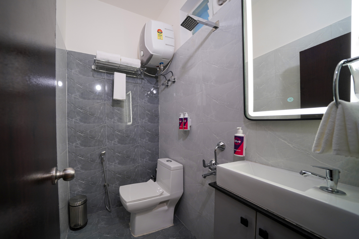 10 Standard Restroom (6)