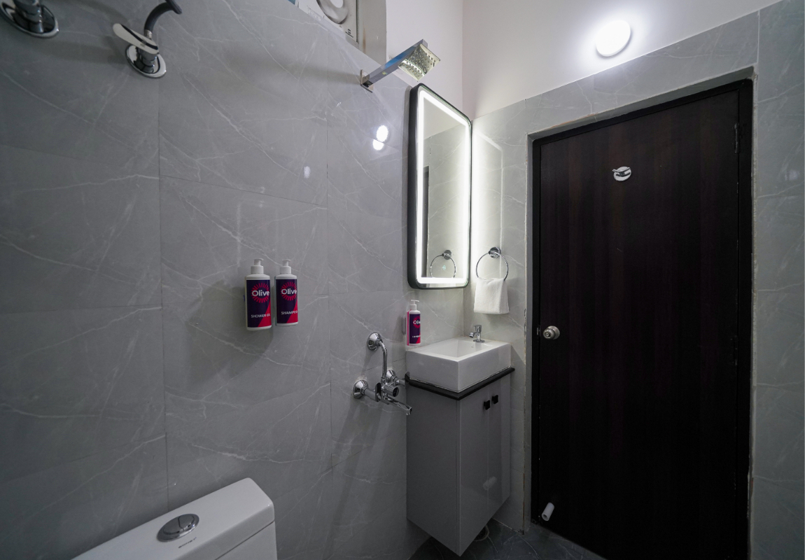 11 Standard Restroom (7)