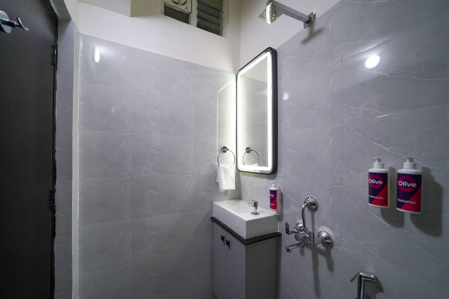 Executive Restroom (9)