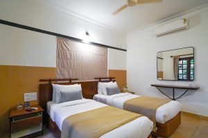 Standard Twin room (4)